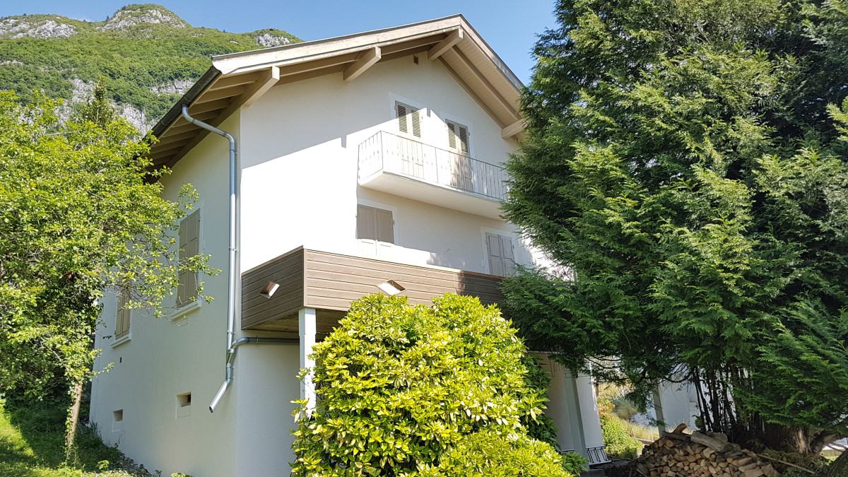 Avant / Après Ravalement de façade sur une maison à Veyrier-du-Lac / Annecy