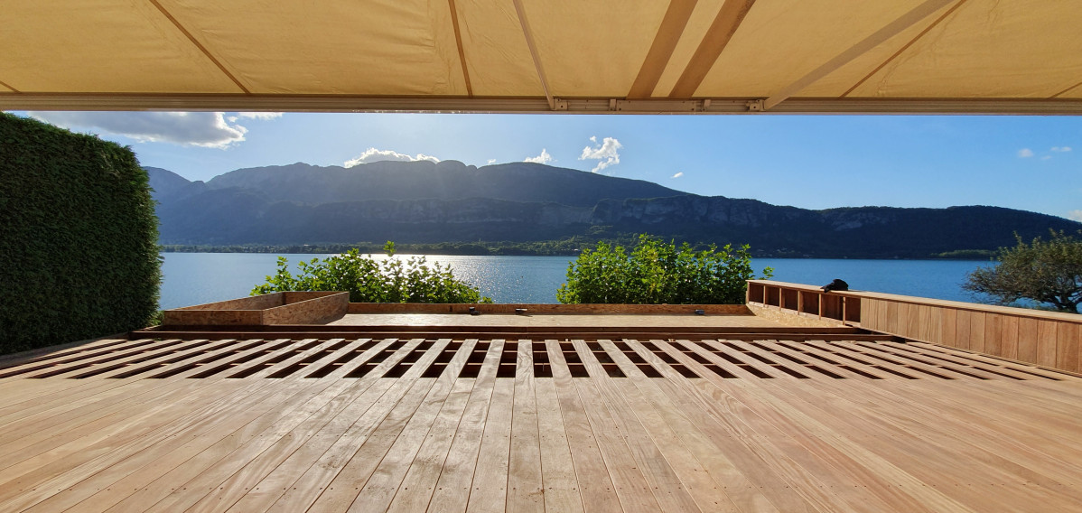 Réalisation d'une terrasse bois et d'un bassin décoratif au bout du lac